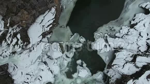 雪山峡谷急流的俯视图视频的预览图
