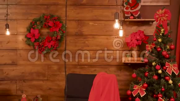 带有装饰元素的红色圣诞房视频的预览图