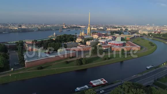 彼得和保罗堡垒七月早上的空中视频圣彼得堡视频的预览图