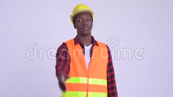 年轻快乐的非洲男子建筑工人握手视频的预览图