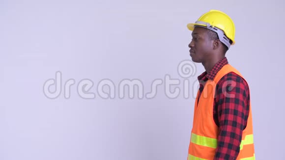 幸福的非洲青年建筑工人双臂交叉的轮廓图视频的预览图