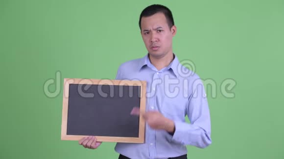 穿着衣服的亚洲商人拿着黑板竖起大拇指视频的预览图