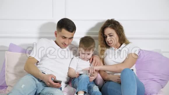 有孩子的家庭正在看着躺在床上的手机对小工具的依赖视频的预览图