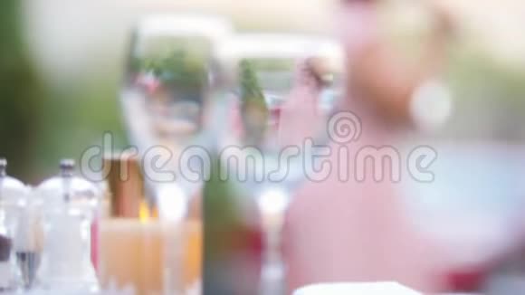 站在桌子上的眼镜一个女人倒在玻璃里视频的预览图
