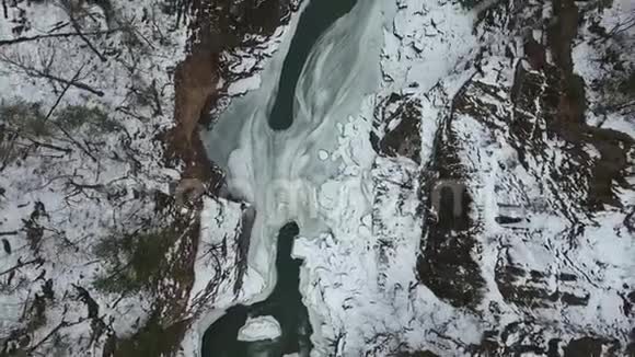 峡山河的俯视图俄罗斯冬季景观视频的预览图