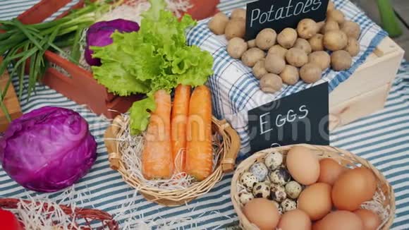农场市场秋季销售有机水果和蔬菜的特写视频的预览图
