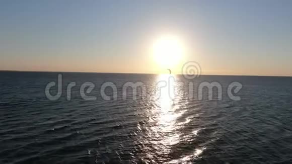 日落时海边观海景水面反射阳光4k视频的预览图