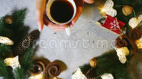 圣诞节是一个家庭假日美丽的女性双手在桌上放一杯红茶或咖啡男性双手紧握视频的预览图
