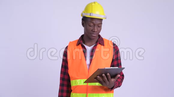 年轻快乐的非洲男子建筑工人面试剪贴板视频的预览图