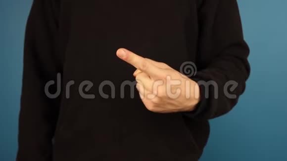 一个站在黑色帽衫里的人一只手的手指数到五视频的预览图