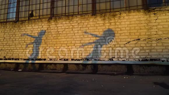 日落时分女性的身影在屋顶的砖墙上翩翩起舞视频的预览图
