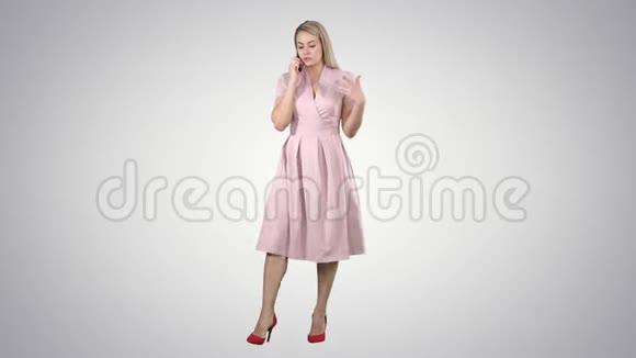 一位穿粉色衣服的美女在电话里交谈在渐变背景下认真地交谈视频的预览图