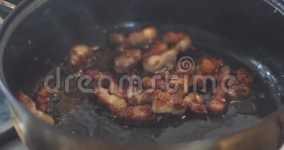 培根片在平底锅上用酸奶油特写传统俄语白俄罗斯语乌克兰语套餐视频的预览图