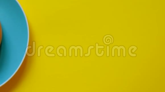 黄色背景的彩色盘子上明亮的新鲜葡萄柚视频的预览图