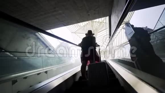 移动楼梯上的女旅行者视频的预览图