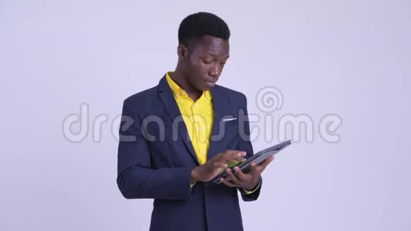 年轻快乐的非洲商人用数码平板电脑获取好消息视频的预览图
