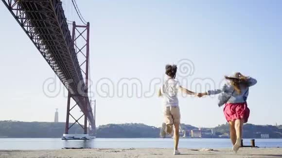 无名氏夫妇在桥附近跳跃视频的预览图