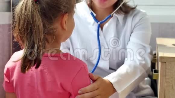 儿科医生检查孩子视频的预览图
