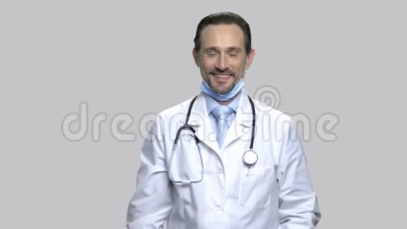 男性微笑医生听诊器摆着药丸视频的预览图