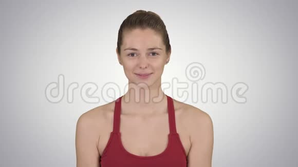 白种人女性瑜伽冥想坐莲双手耦合梯度背景视频的预览图