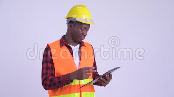 年轻时压力很大非洲建筑工人拿着剪贴板竖起大拇指视频的预览图
