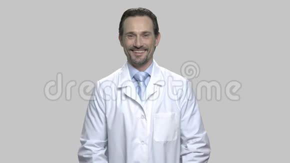 满意的男医生竖起大拇指视频的预览图