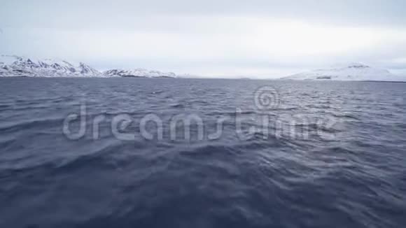 冰岛阿库雷里一艘船上的海视频的预览图