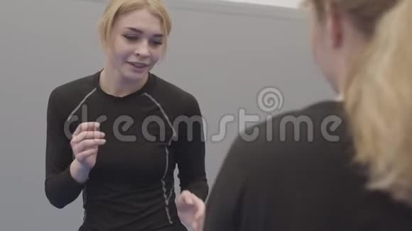 两个金发女郎在健身房训练互相轻击女孩在拳击中练习近距离概念视频的预览图