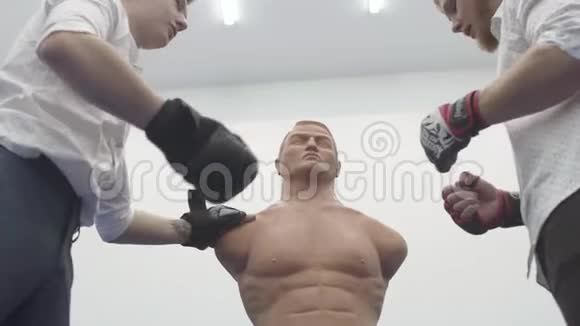 两个男人在健身房里打一个筒子盒子模特视频的预览图