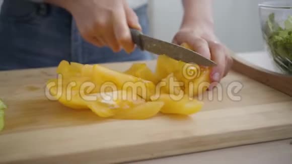 用锋利的刀在厨房的桌子上切大黄番茄的女性手特写健康观念视频的预览图
