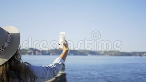 后景女性拍照美丽海景视频的预览图