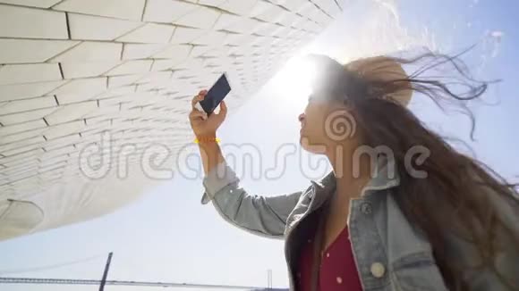 女人用智能手机在嘴上视频的预览图