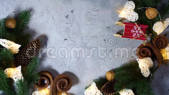 松枝锥小雪橇坚果趴在桌子上美丽的女性双手挽着一份新年礼物视频的预览图