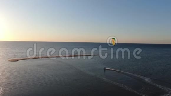 海上风筝冲浪者日落时在一个小沙岛附近风筝4k视频的预览图