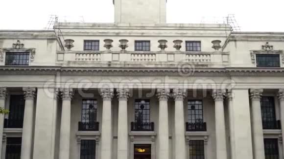 阴天背景下城市旧建筑的底景行动旧白宫办公室门面视频的预览图