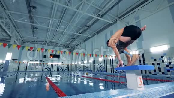 游泳者用假肢跳入游泳池后视视频的预览图