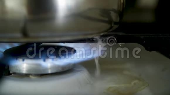 牛奶或汤被煮开在炉子上流走视频的预览图