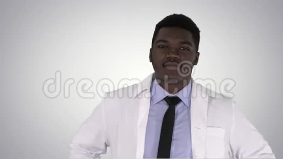 男性非洲医生站在他的口袋里的梯度背景视频的预览图