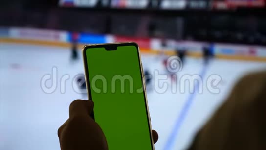 模拟绿色屏幕智能手机关上门人手握手机色度键图电视背景a视频的预览图