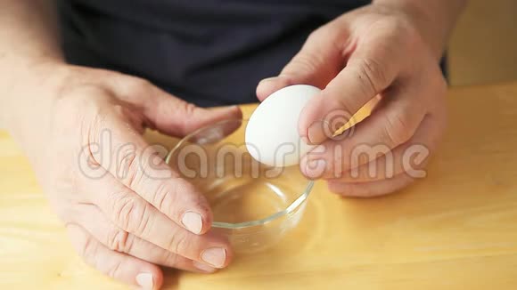 手指震颤的人把鸡蛋分开视频的预览图