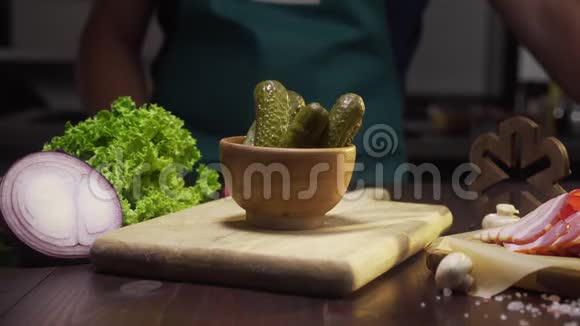 幻灯片放大镜头厨师从厨房桌子上的碗里取出泡菜罐头蔬菜烹饪原料视频的预览图
