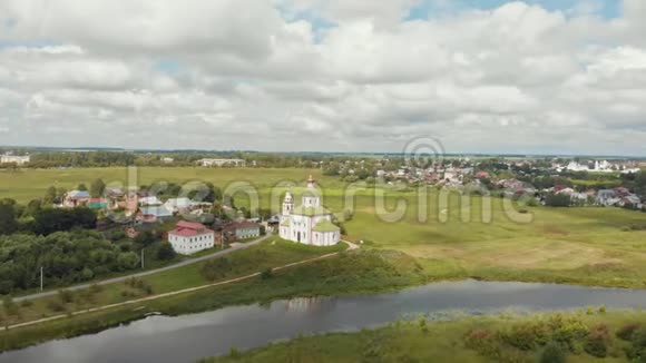 一个基督教教堂在村庄大田野苏兹达尔俄罗斯视频的预览图