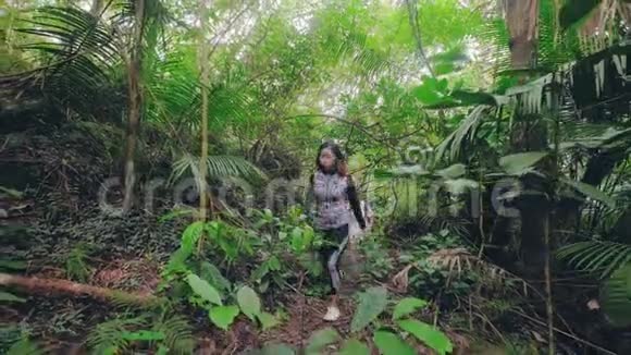 夏天年轻的女人和男人在热带丛林森林的小路上散步快乐的情侣一起徒步旅行视频的预览图
