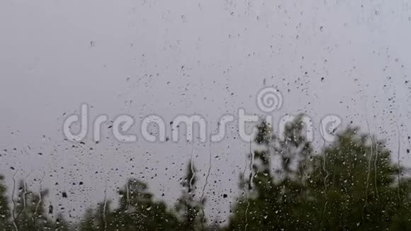 雨水从窗户玻璃流下恶劣天气雷雨暴风云视频的预览图