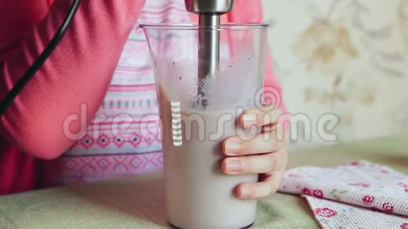 女人做粉色牛奶鸡尾酒视频的预览图