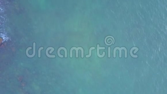 透明的海浪在沙底海藻空中视频的预览图