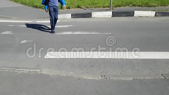 一个成年男子穿过行人过路处他一条腿跛着因为他有脑瘫视频的预览图