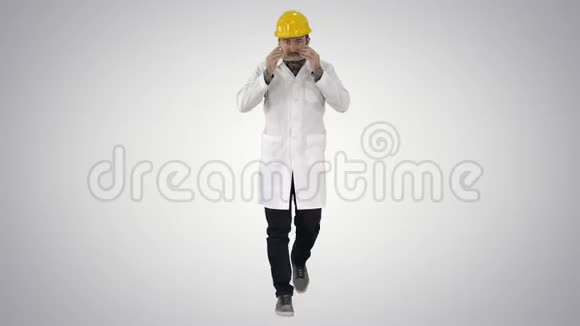 工程师在渐变背景下行走时戴上防护眼镜视频的预览图