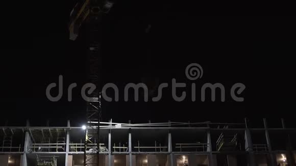 夜间施工吊车降低搅拌机高度视频的预览图