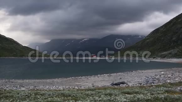 电影镜头在阴晴不定的天气下观赏美丽的山湖视频的预览图